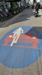 Такую дорожную разметку я до этого не встречала. Означает fietsstraat