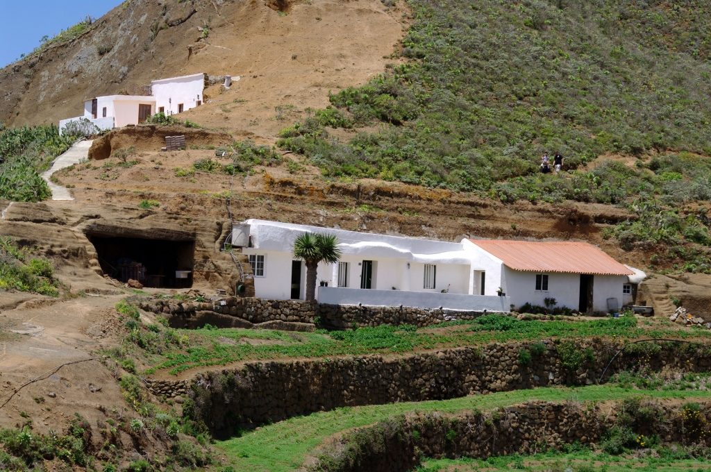 Терассы с картофельными грядками в горах Анага на