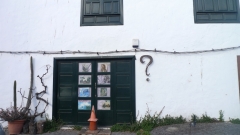 Тегисе
Мест для парковки было навалом. Перед закрытыми офисами, магзинчиками, барами во избежание недоразумений стояли красные колпачки. Тротуары в Тегисе редкость. 