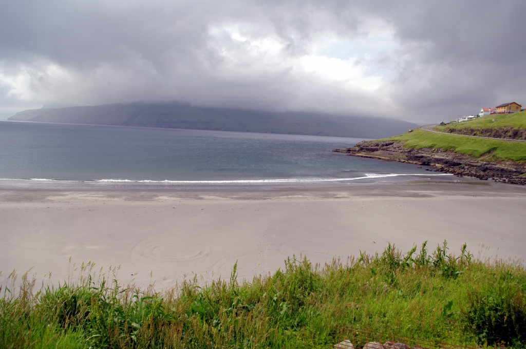 Пляж на Фарерских островах. Температура воды здесь около