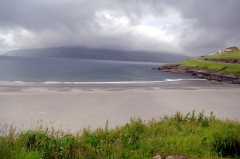 Пляж на Фарерских островах. Температура воды здесь около 10 градусов круглый год.