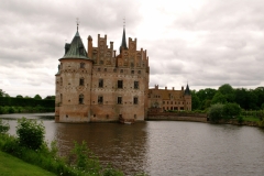 Красота замка Эгесков и окружающего парка привлекает сюда ежегодно более 200 тысяч посетителей.