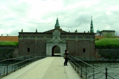 Вход в замок Кронборг - по мосту через ров
