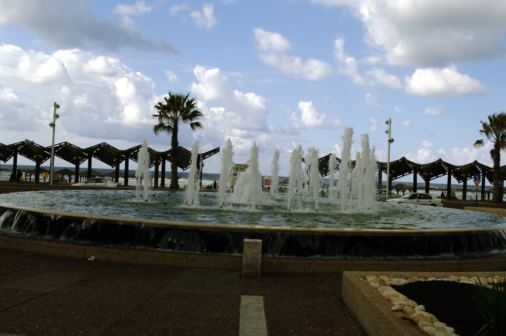 Фонтан на площади Кнессета, рядом с современным высотным