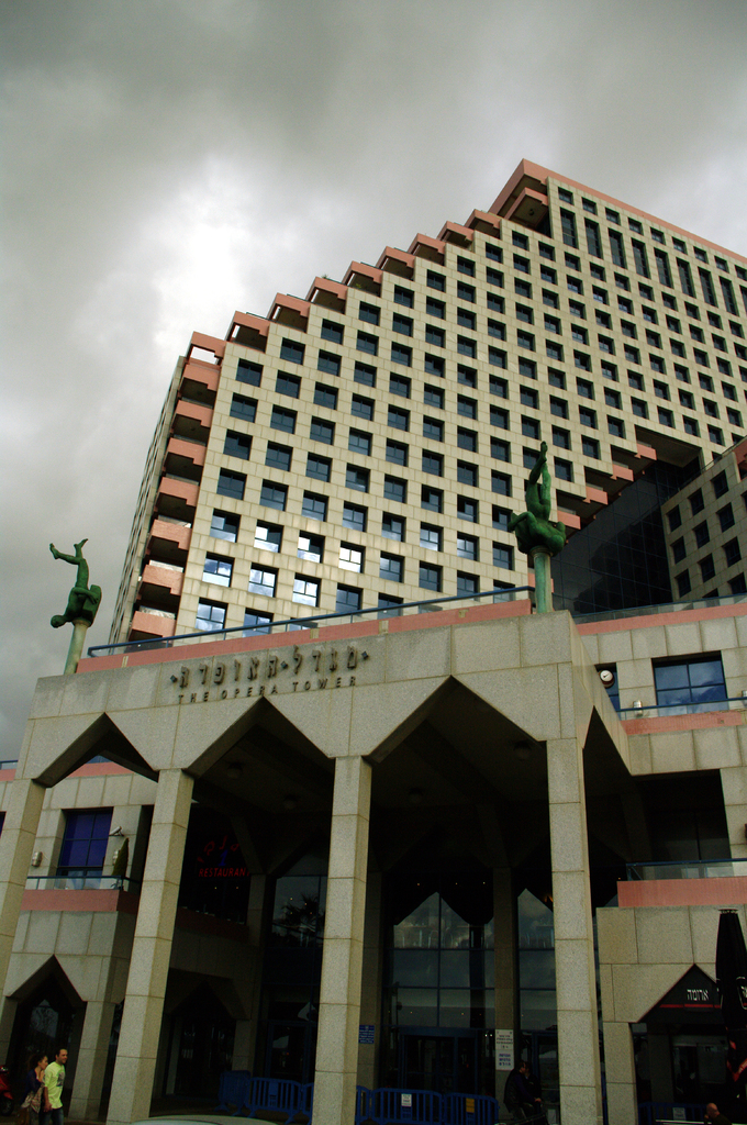Высотное здание Мигдаль ха-Опера (Migdal ha-Opera) на площади