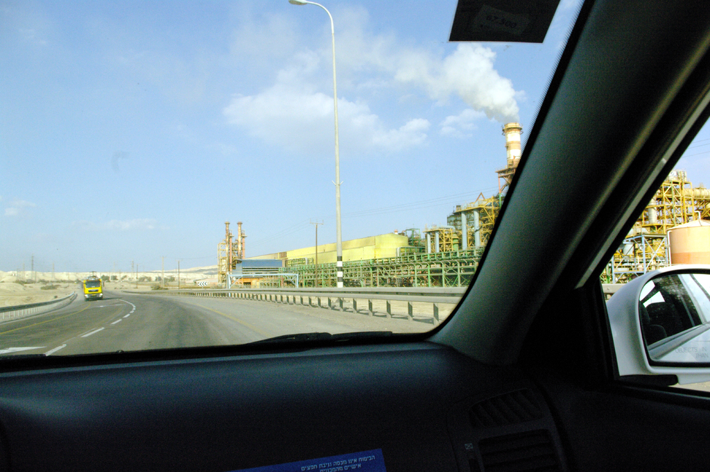 Проезжаем мимо химических предприятий на Мертвом море