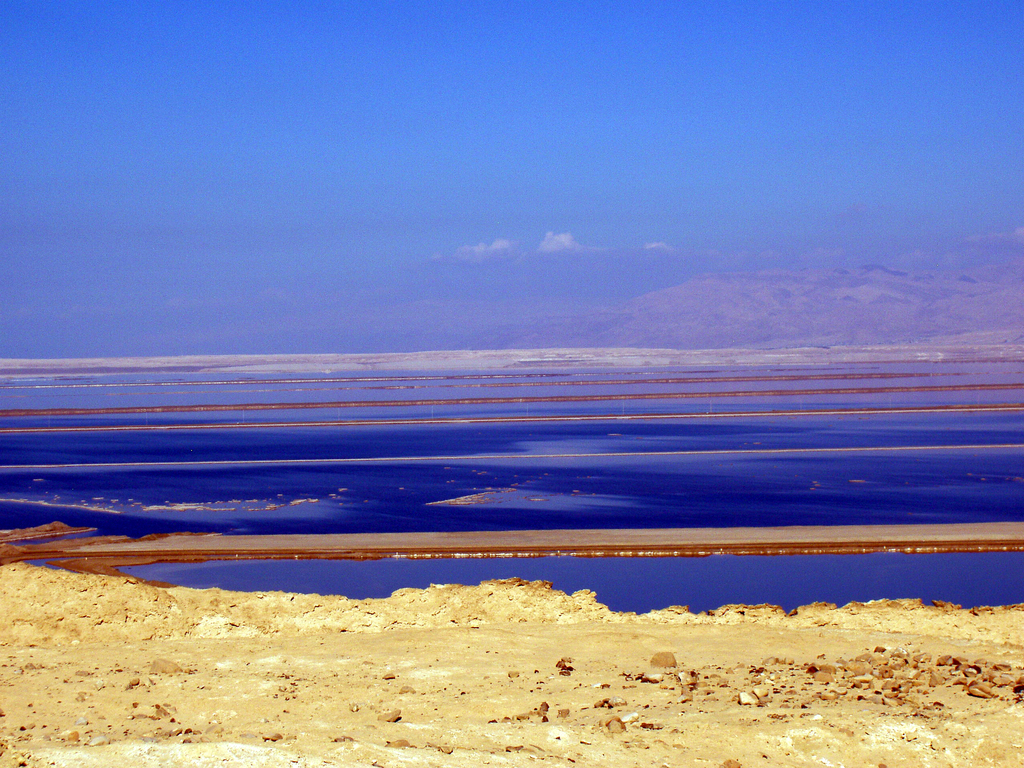 Южная часть Мертвого моря в хозяйственных целях разделена