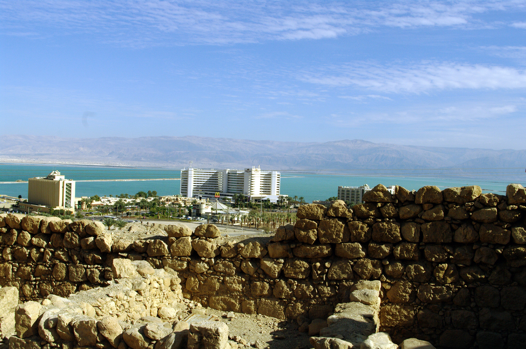 Вид на Эйн-Бокек с холма с развалинами старинной