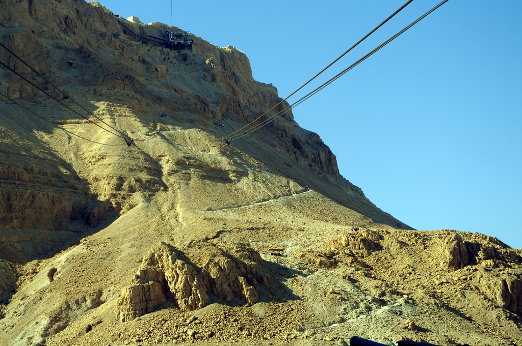 Хорошо видна Змеиная тропа на крепость Масаду. Понятно,