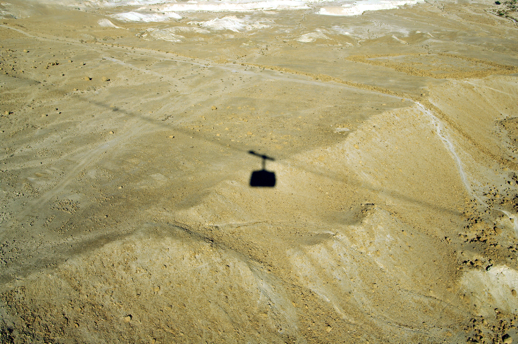 Подъем на Масаду. Тень от фуникулера.