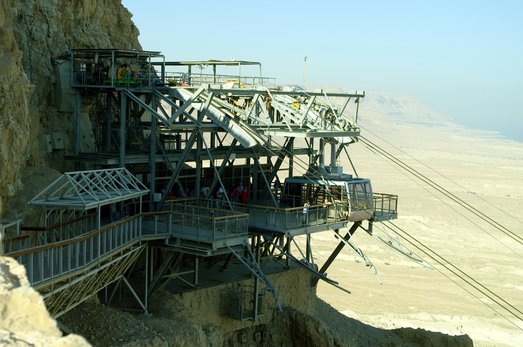 В 1971 году был построен фуникулер. Теперь на