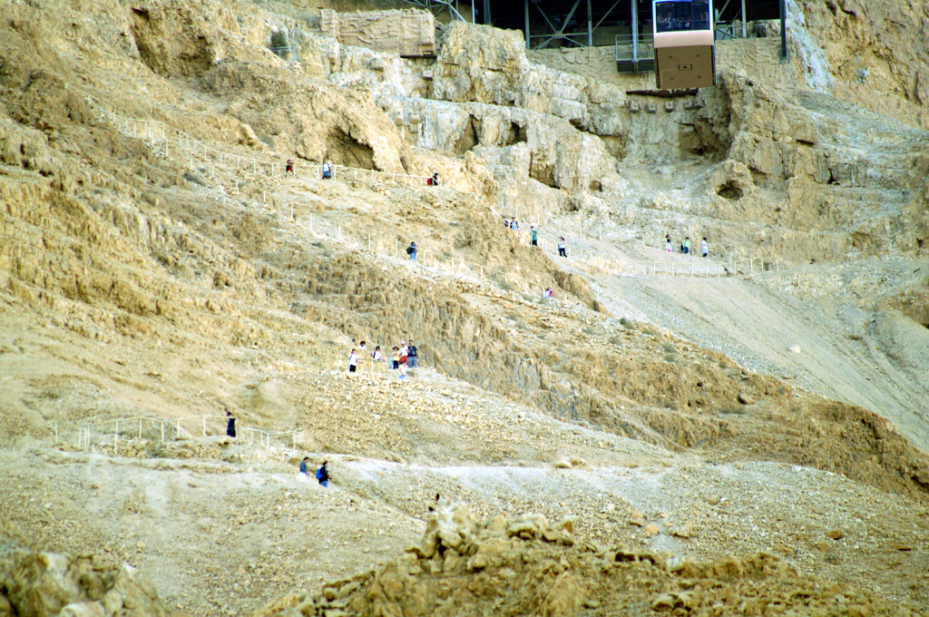 Змеиная тропа извивается по склону горы, на которой