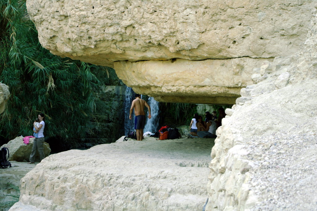 Пещера-козырек в ущелье Давид в заповеднике Эйн-Геди.