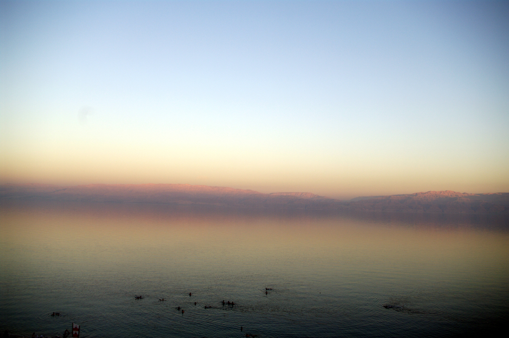 Вечернее купание на общественном пляже у заповедника Эйн-Геди.