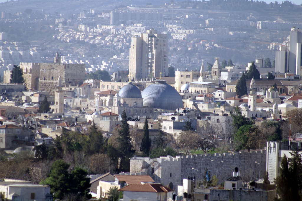 Иерусалим. Два купола в центре снимка - Храм