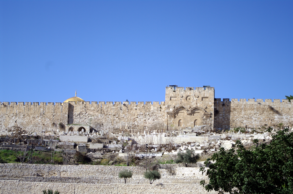 Золотые ворота, через которые Иисус вошел в Иерусалим.