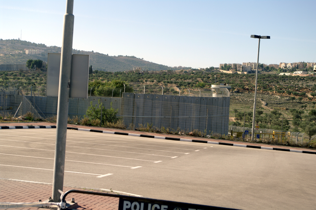 Стоянка у КПП на въезде в Вифлеем. Тут