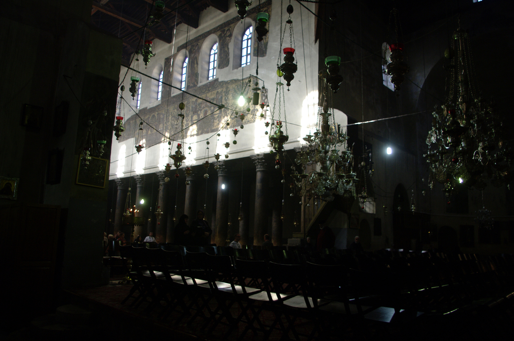 Внутри храма Рождества Христова в Вифлееме.