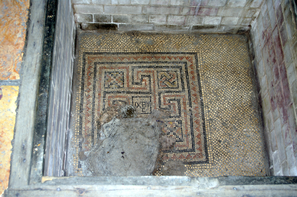 Мозаичный пол старой Константиновой базилики был вскрыт во