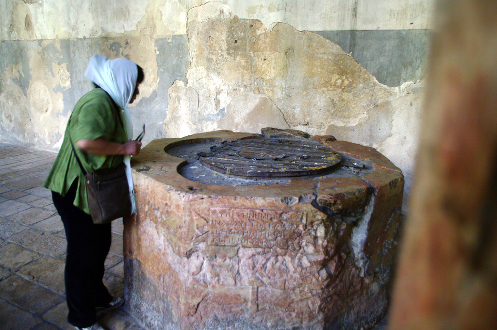 Нельзя не заметить, что храм Рождества требует ухода