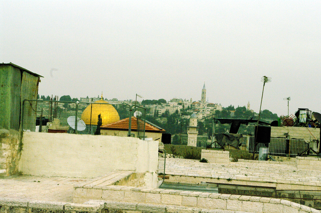 На крышах Иерусалима. Это один из обжитых, используемых