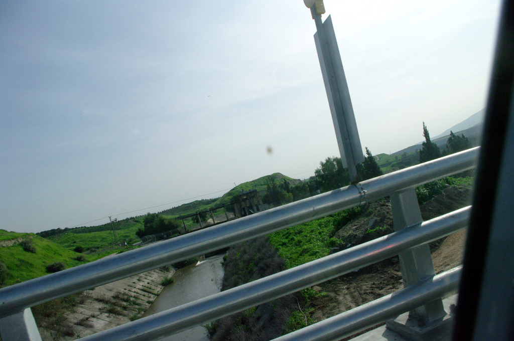 Река Иордан - совсем небольшая, но очень знаменитая.