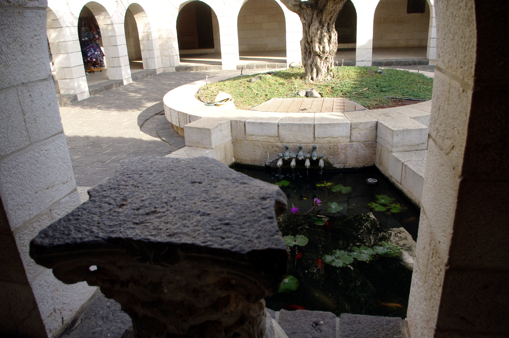 Небольшой фонтан во дворе церкви составлен из семи