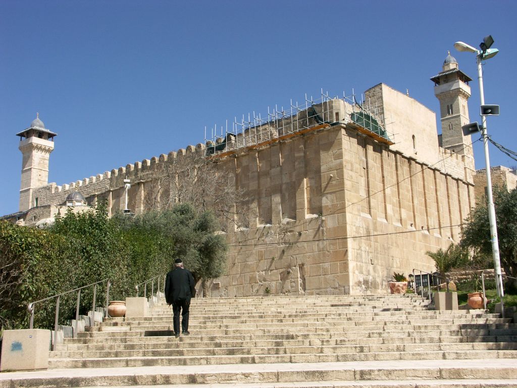 Еврейская часть здания над пещерой Махпела.