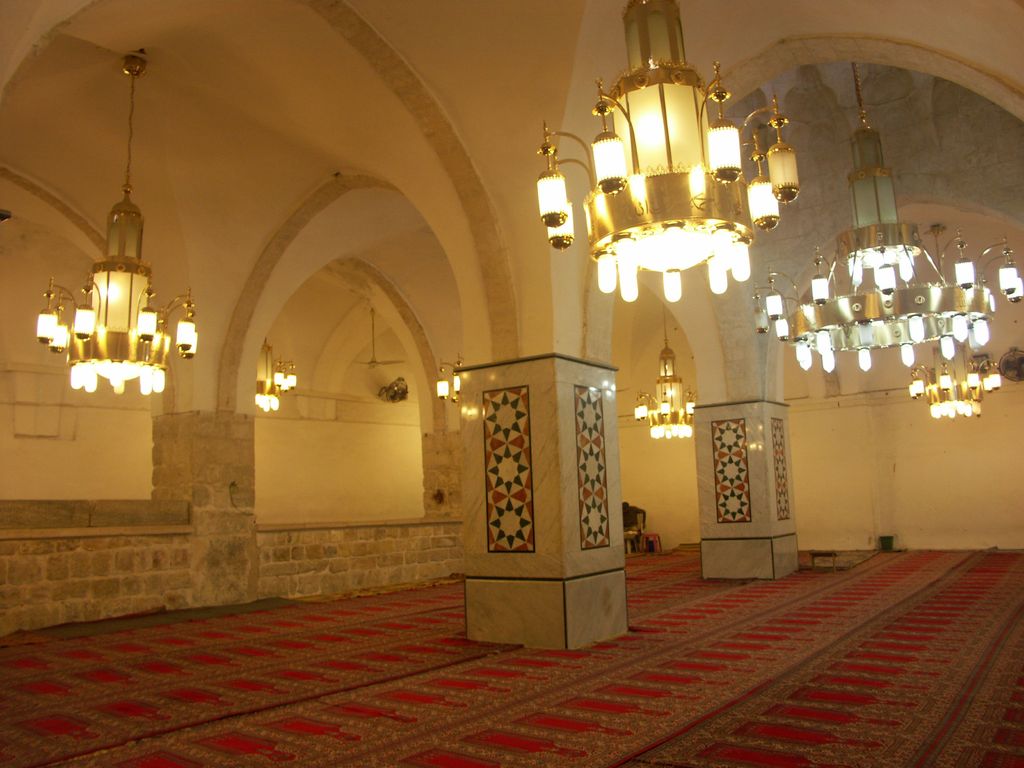 Мусульманская половина здания над пещерой Махпела в Хевроне.