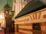 Надгробия в здании, возведенном над пещерой Махпела. Это по сути