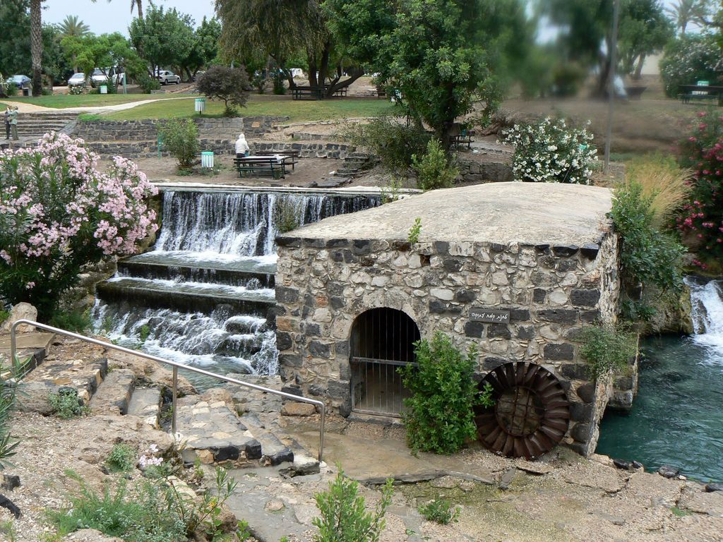 Водопады и старая мельница.