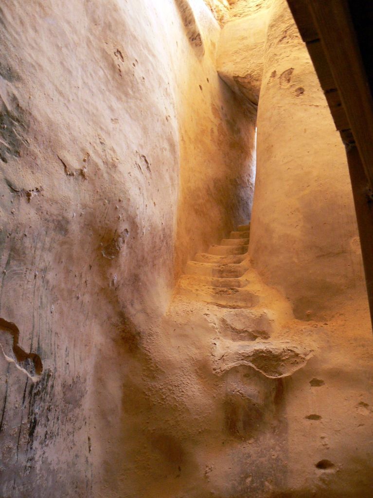 Туннель с сохранившимися ступенями.