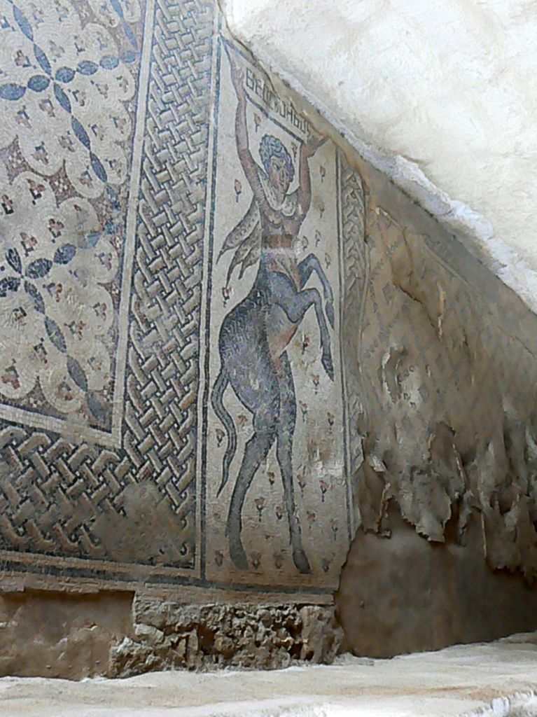 Мозаика с изображением кентавра в доме Нила.