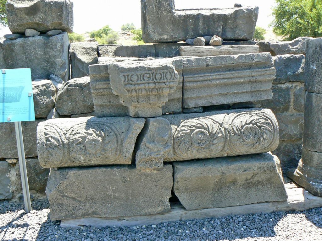 Орнаменты на базальте в древнем Коразине.