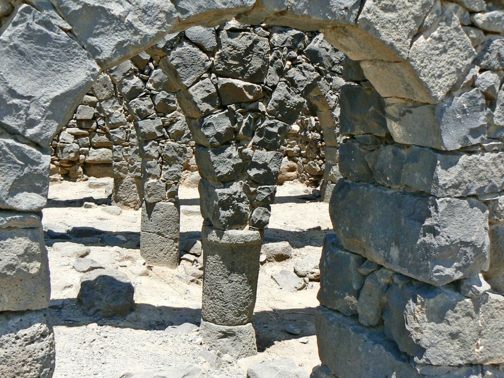 Арки внутри жилого дома в древнем городе Коразин.