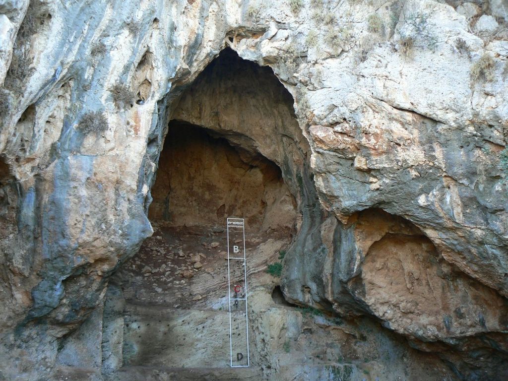 Пещера Танур с указанием границ слоев трех разных