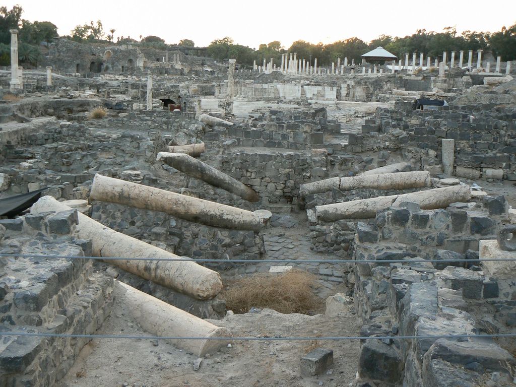 Обрушившиеся колонны на улице, ведущей к древнему мосту