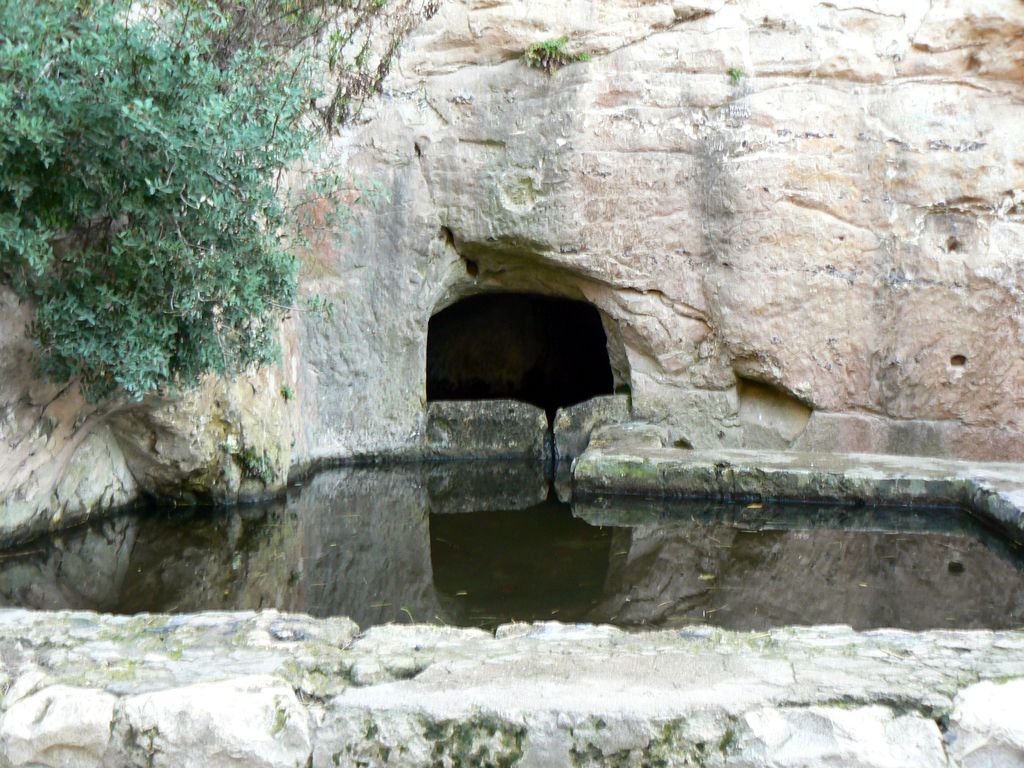 Источник Елисея напротив одноименной пещеры.