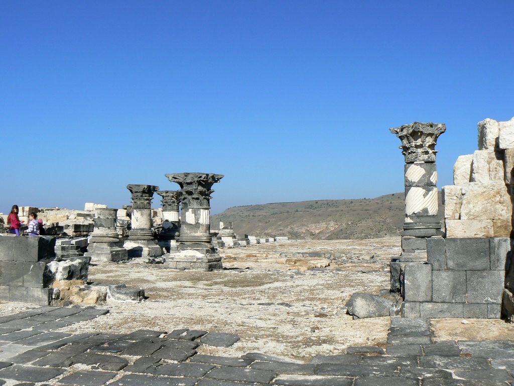 Раскопанные колонны в древнем городе Сусита.