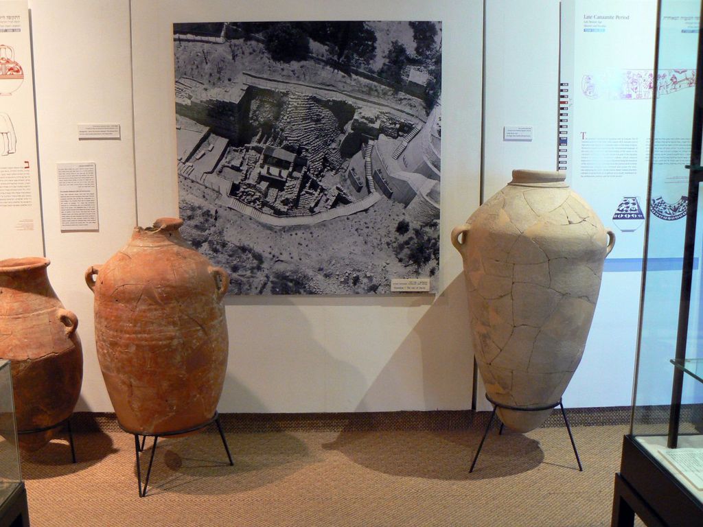 Сосуды в музее Гехтов в Хайфе