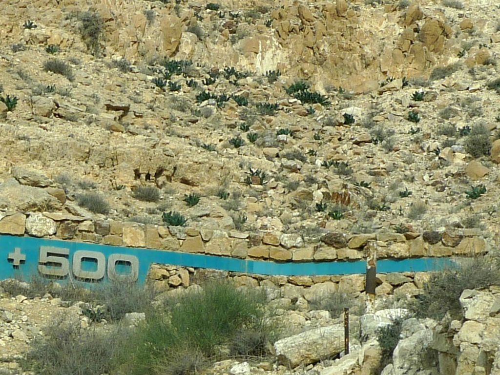 Обозначение высоты над уровнем моря на дороге к