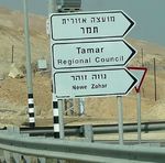 Белые указатели, в отличие от зеленых, устанавливаются непосредственно на перекрестке