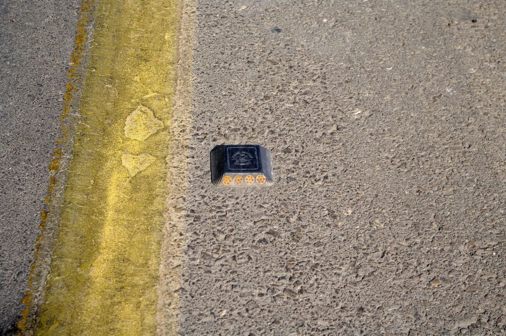 В темноте передвижение по израильским дорогам облегчают прикрепленные