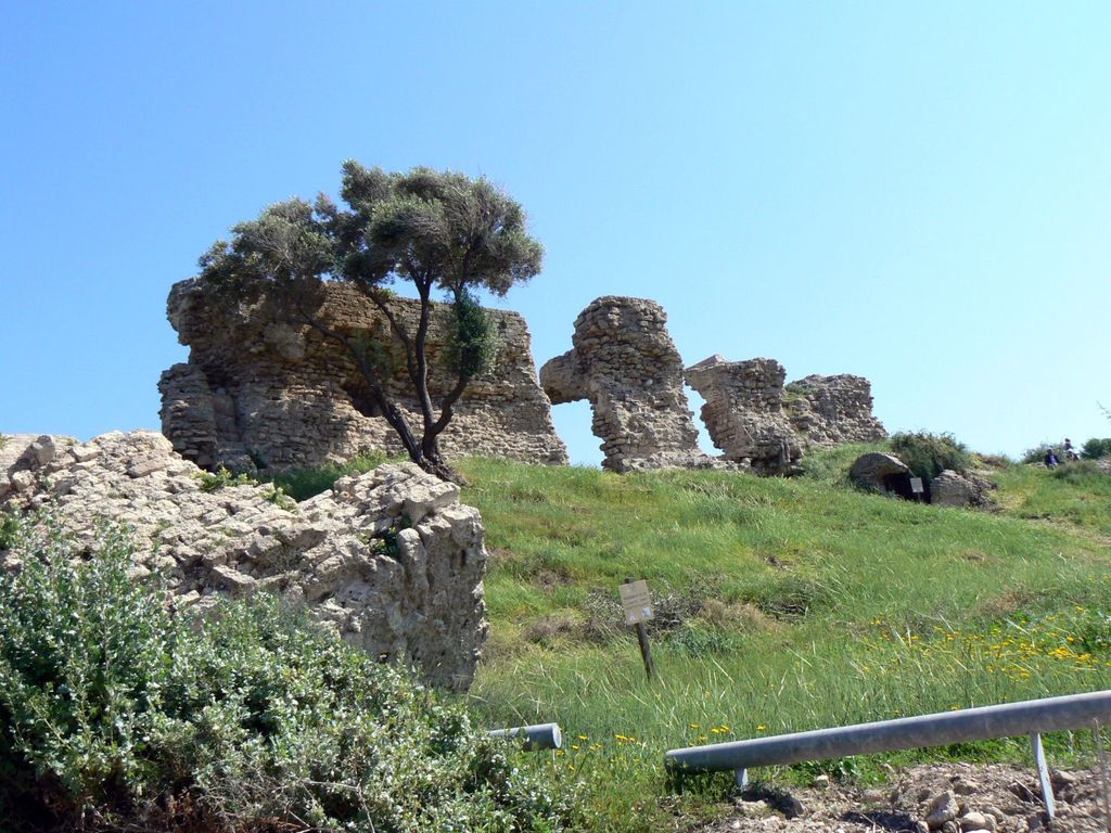 Фрагменты стен мусульманского периода на древнем ханаанском валу.
