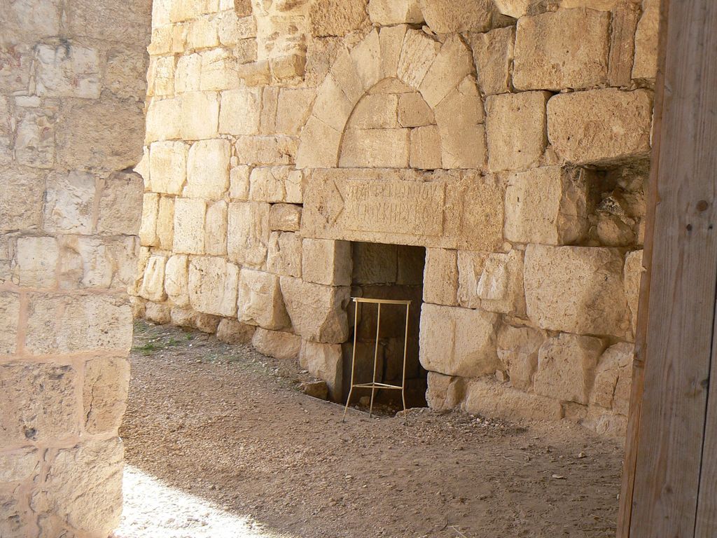 Каменная балка с греческой надписью в крепости Мигдаль
