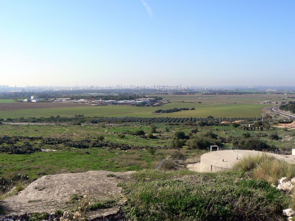 Примерно здесь проходила древняя дорога Виа Марис. На