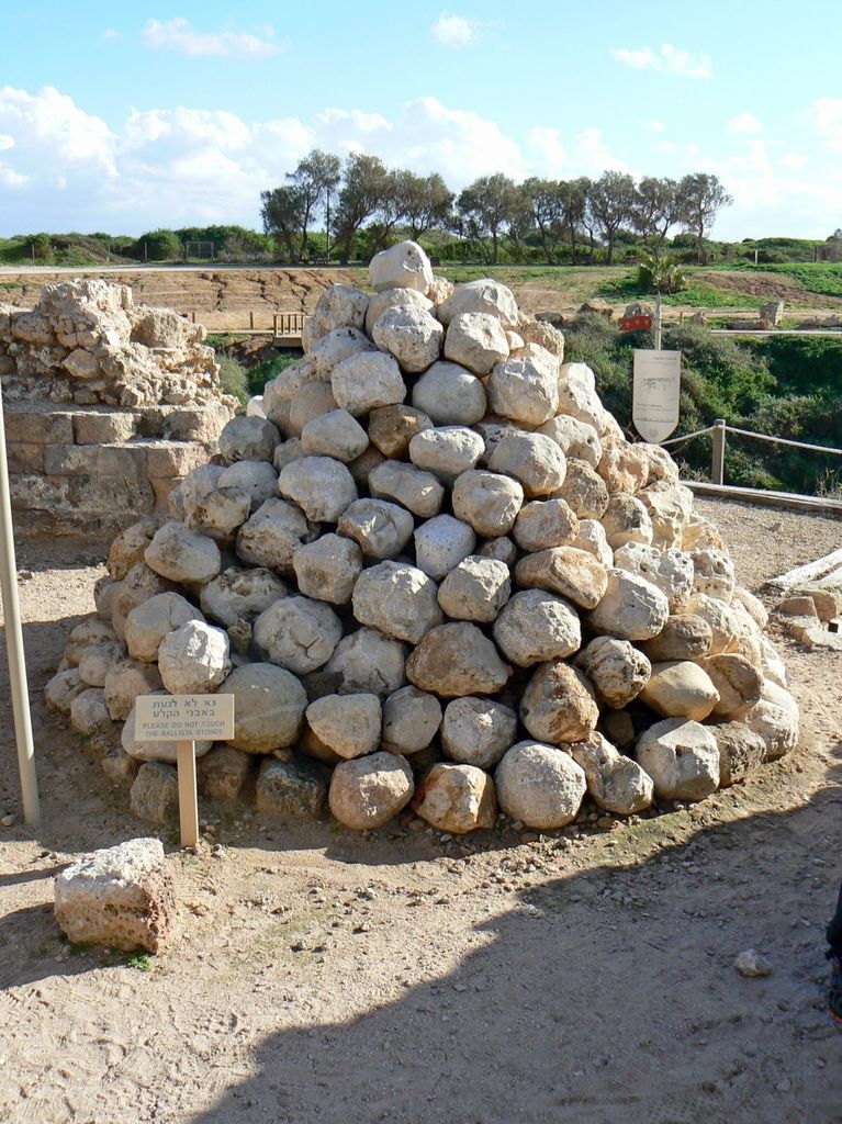 Арсур. Камни, использованные при осаде.