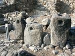 Старинные маслобойные прессы, обнаруженные при раскопках Гамлы.