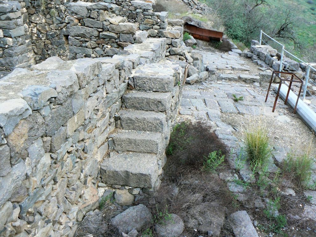 Гамла. Остатки лестницы на второй этаж дома.