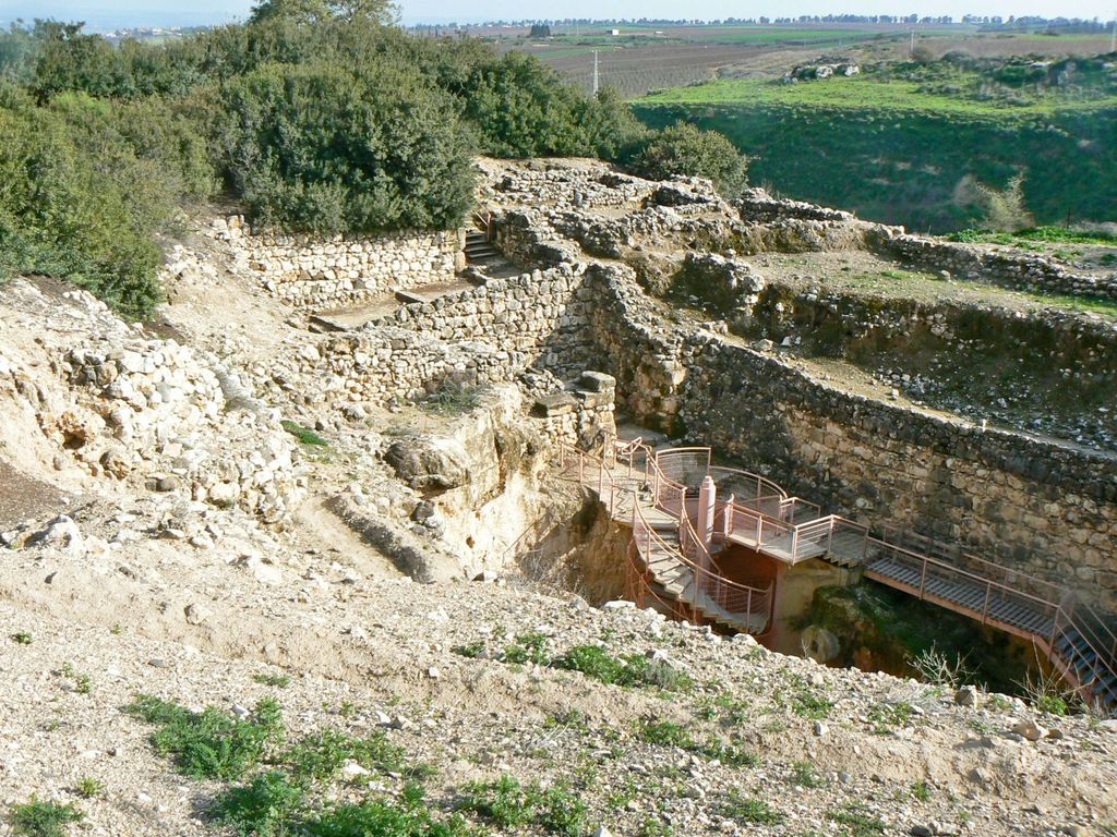 Спуск к водному резервуару времен царя Ахава.